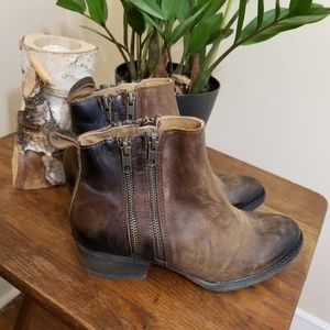 Circle G burnished double zipper short boots